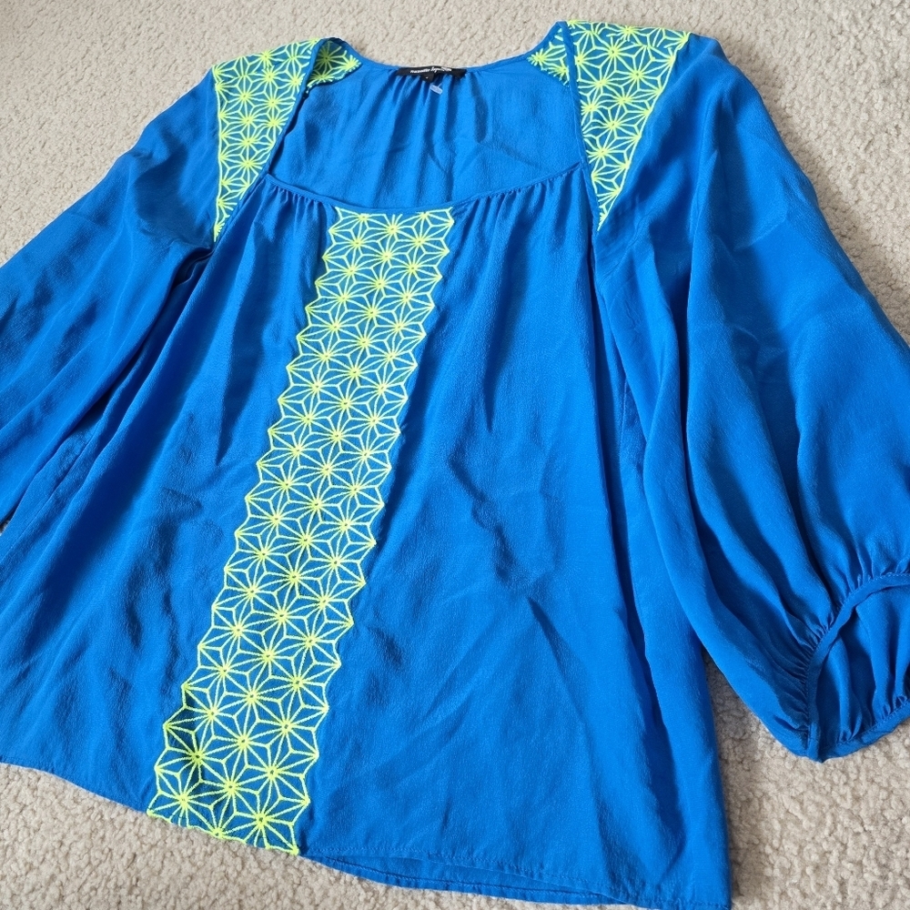 Nanette Lepore 100% Silk Blouse Long Sleeves Embroidered Blue Scoop Neck Size 4